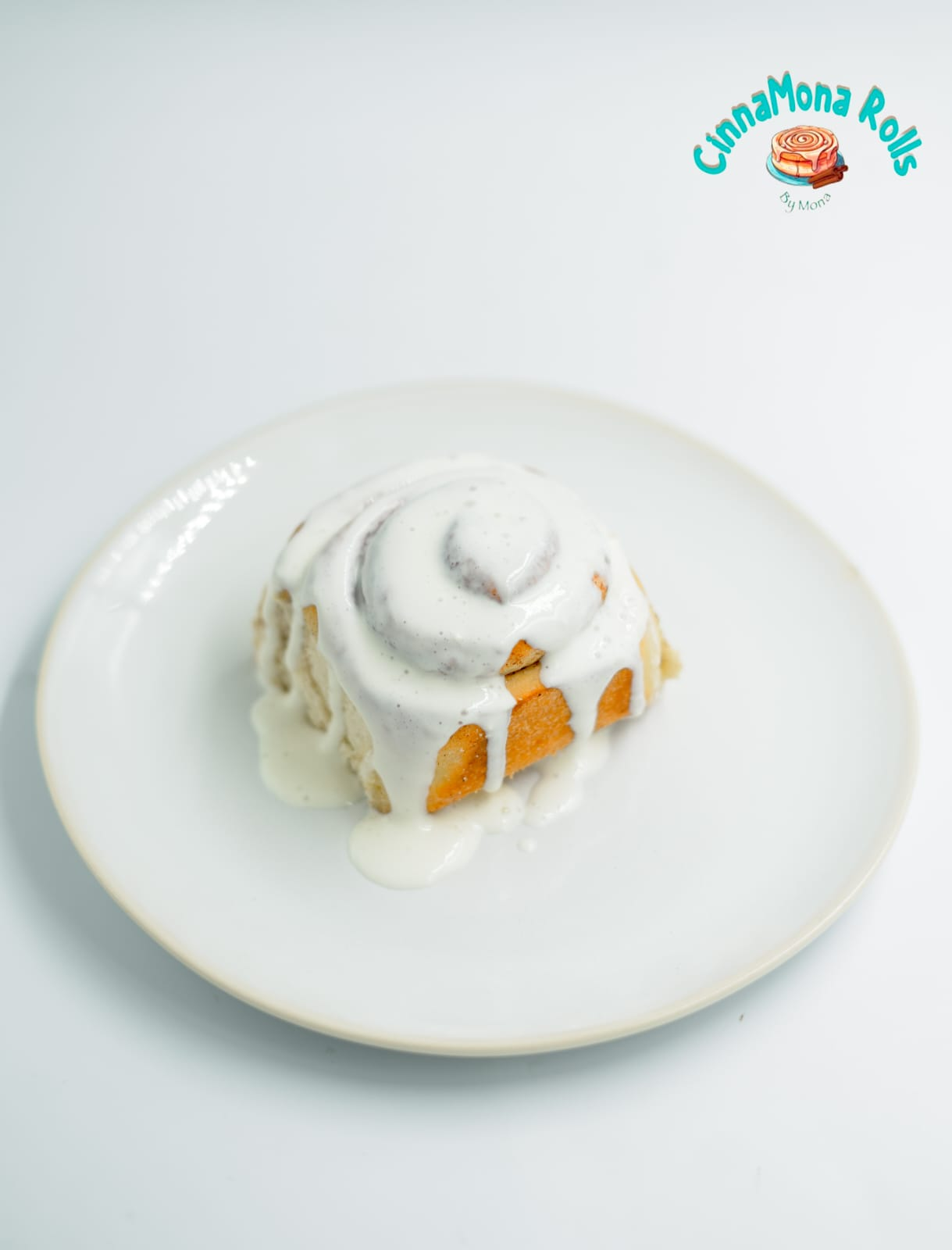 Roulé à la cannelle nappé de glaçage vanille