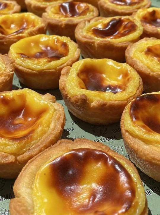 Plateau de pastéis de nata dorés