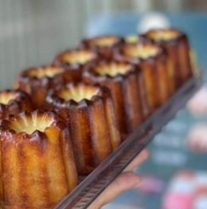 Plateau de cannelés dorés prêts à croquer