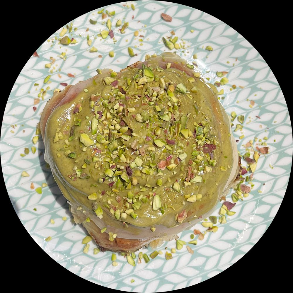 Roulé pistache amandes sur assiette graphique