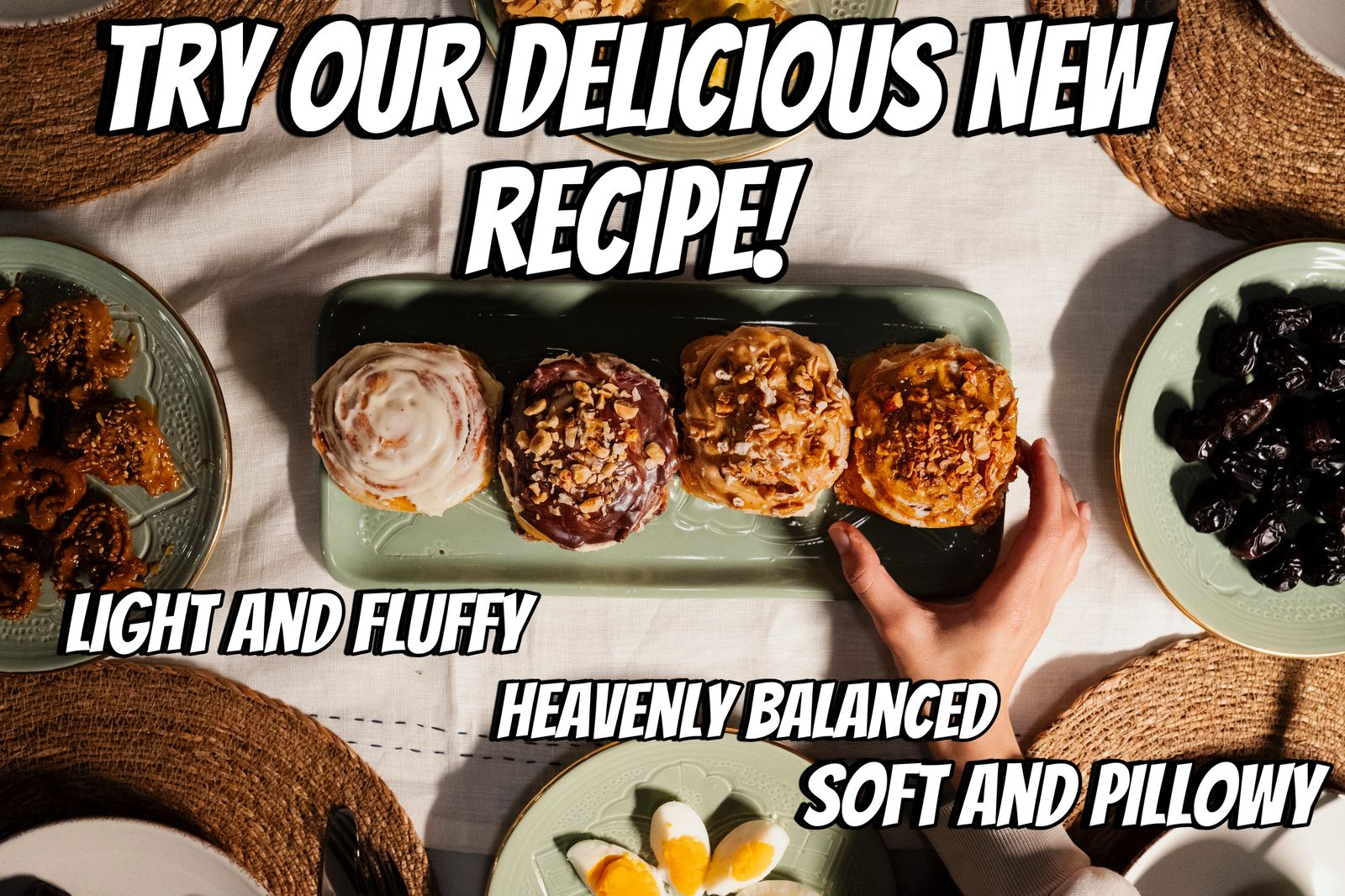 Table dressée avec roulés à la cannelle et boissons signées Cinnamona