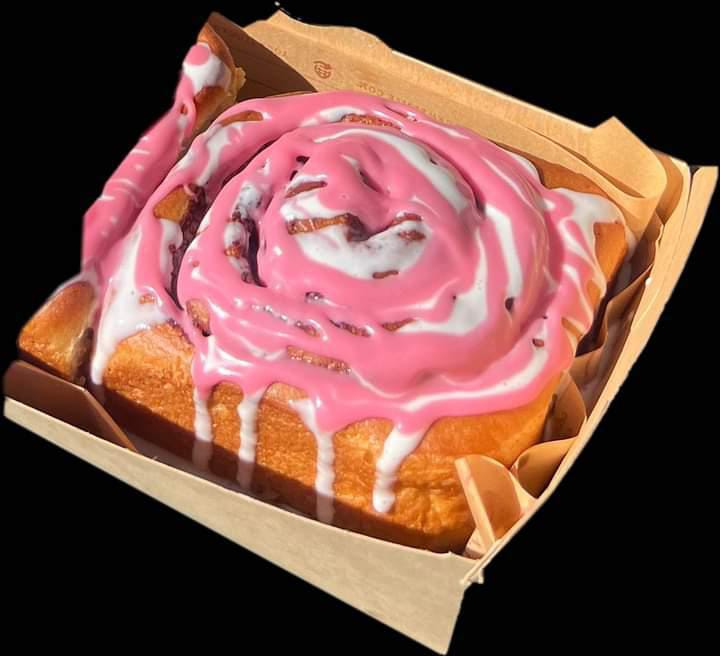 Roulé à la cannelle glaçage framboise