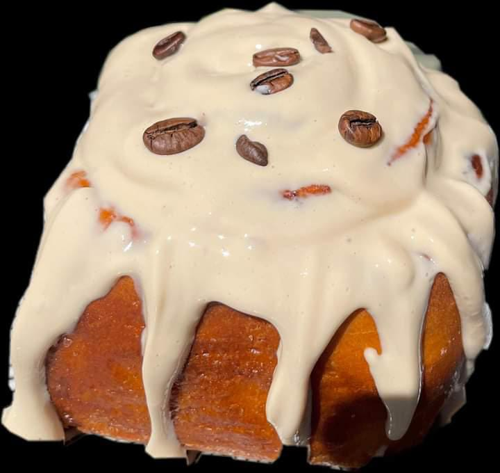 Roulé à la cannelle nappé de crème café et grains torréfiés
